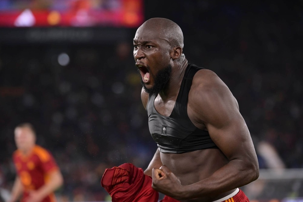 Lukaku lập công chuộc tội, Roma của Mourinho ngược dòng khó tin