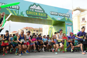 Người dân hào hứng ‘đổi chai nhựa, nhận túi vải’ tại YIC Hanam Green Race