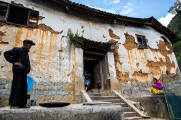 Nhà cổ Há Súng trăm tuổi dáng chim đại bàng ở Hà Giang