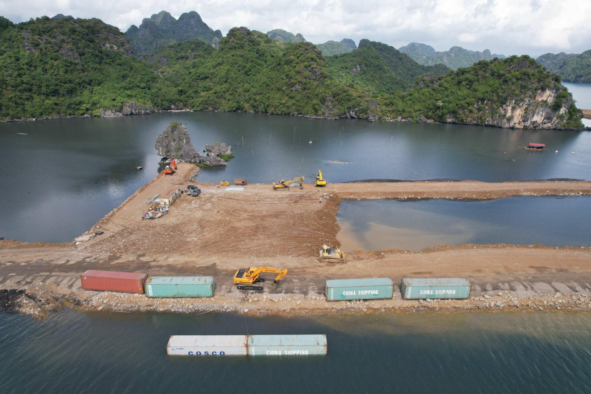 Quảng Ninh chỉ đạo tổng rà soát dự án quây núi đá vịnh Hạ Long làm 'hòn non bộ'