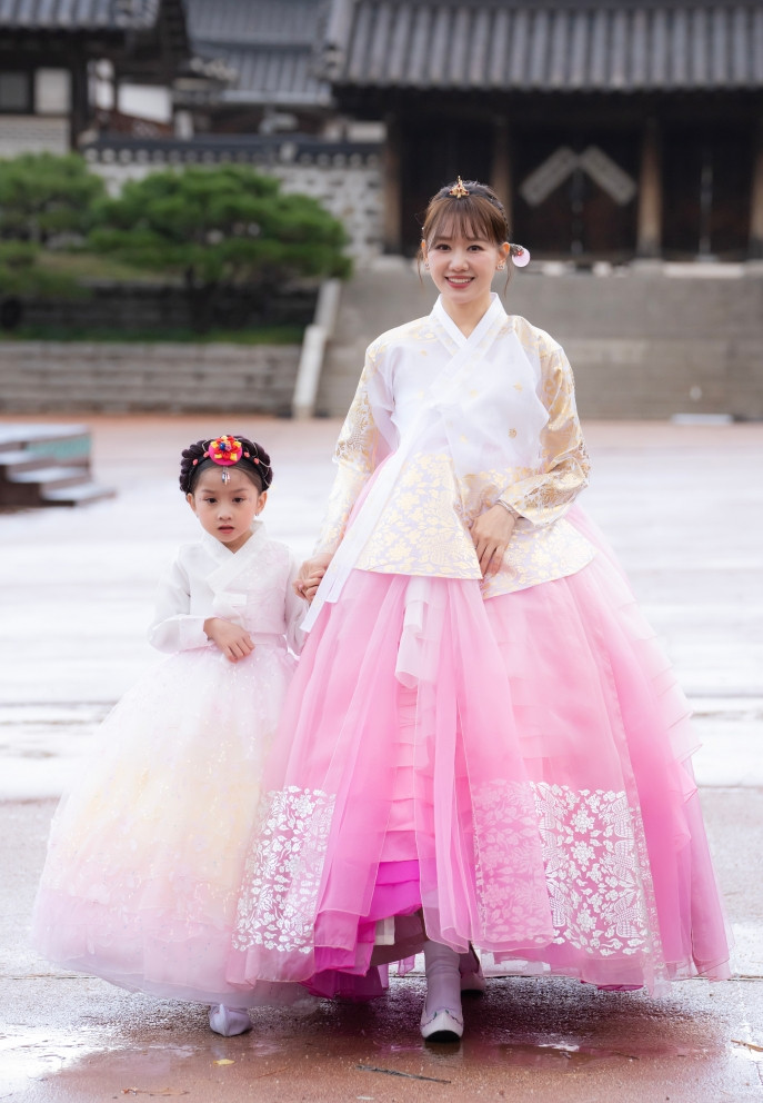 Hương Giang, Hari Won catwalk trong mưa rét ở Hàn Quốc