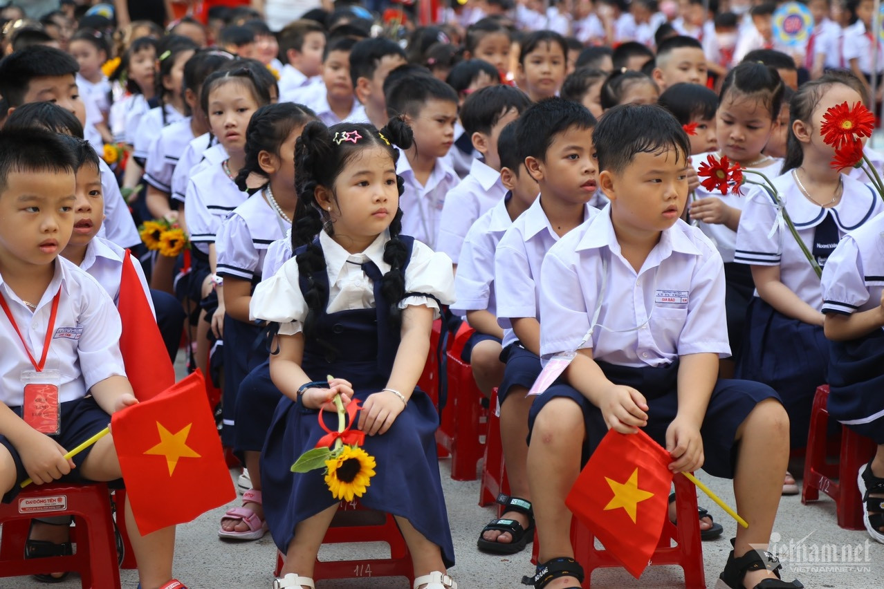 Sau 14 năm dạy hợp đồng, nữ giáo viên nghẹn ngào nhận quyết định thôi việc