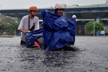 Phố xá ngập sâu, người Đà Nẵng bì bõm đẩy xe trong 'biển nước'