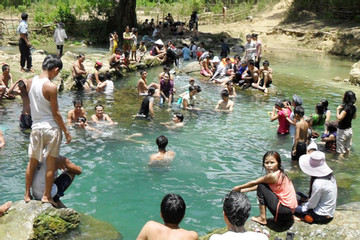 Suối nước kỳ lạ 'hè mát đông ấm', quanh năm trong xanh ở Nghệ An
