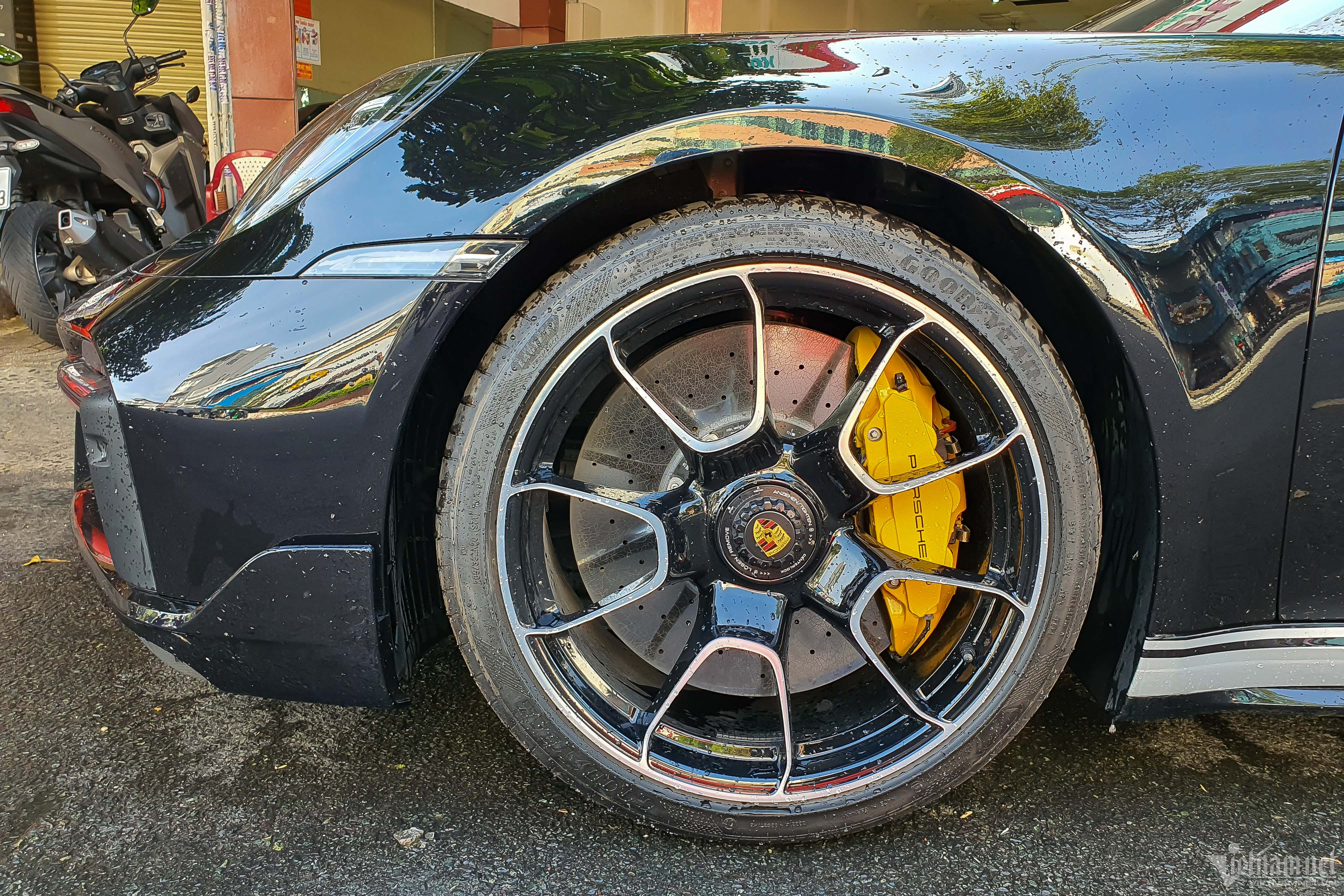 Xe Porsche 911 hàng hiếm của ông Đặng Lê Nguyên Vũ mới đi 230km sau một năm rưỡi