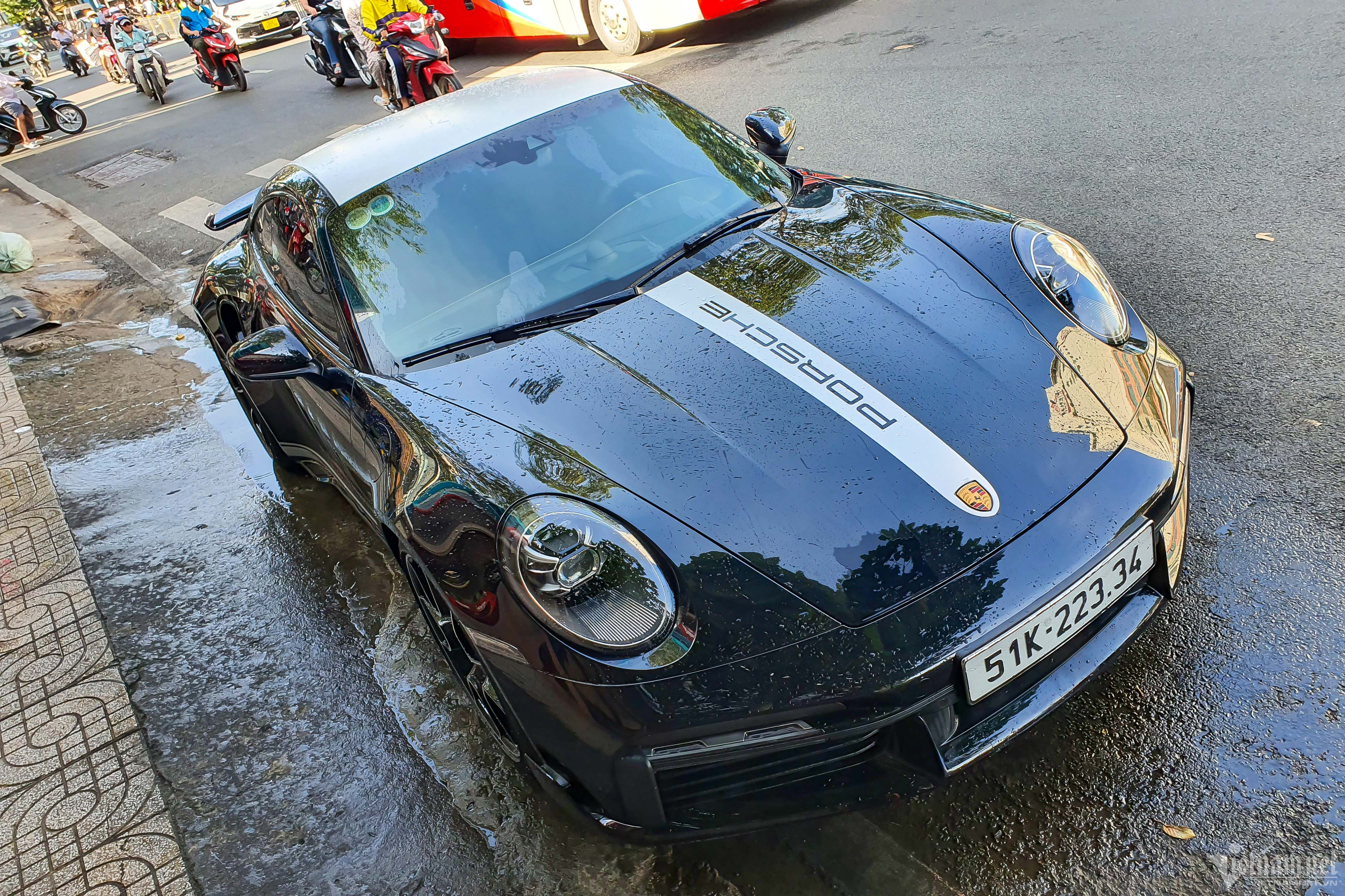 Xe Porsche 911 hàng hiếm của ông Đặng Lê Nguyên Vũ mới đi 230km sau một năm rưỡi