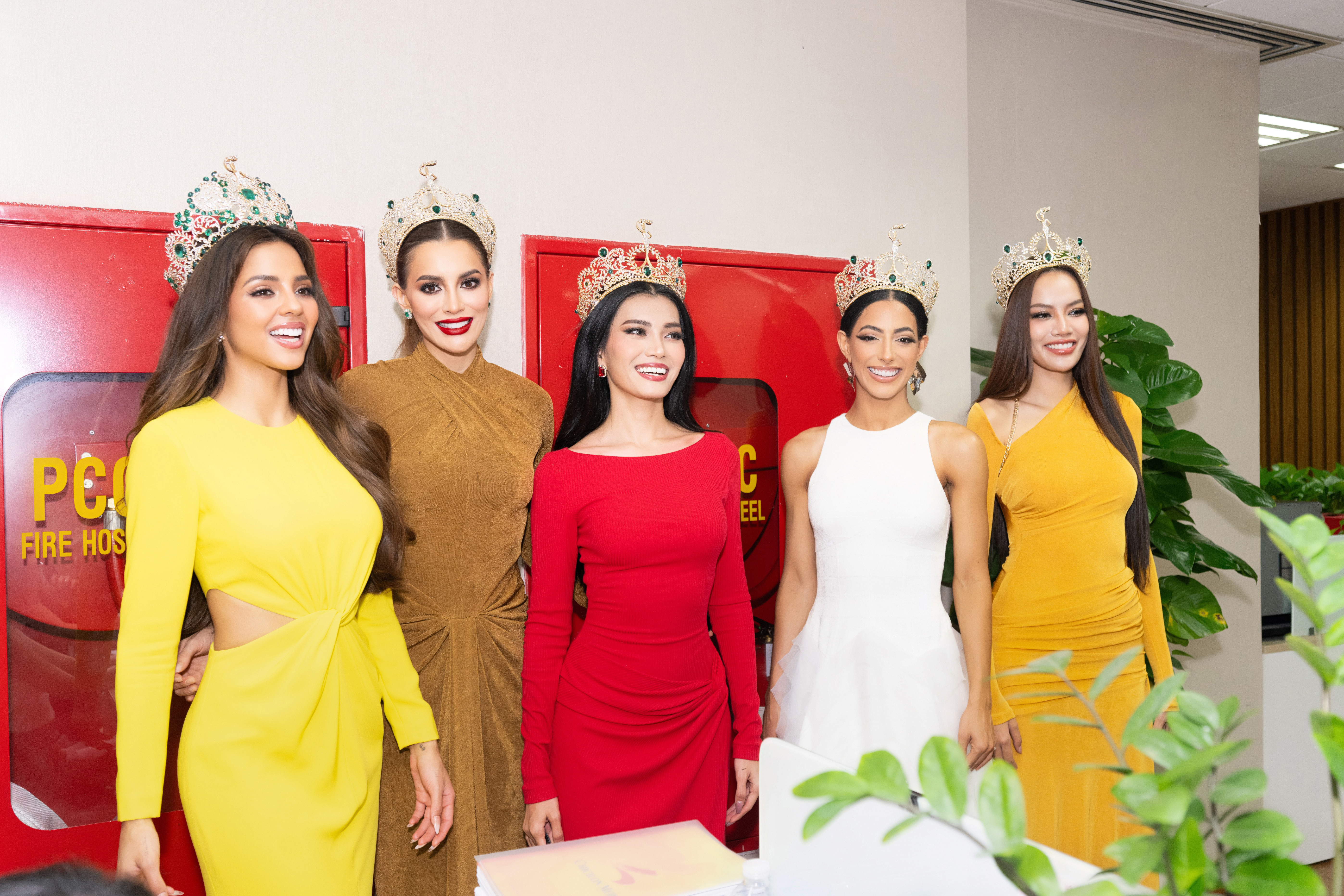 View - Top 10 Miss Grand International 2023 thăm văn phòng Chicilon Media 