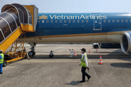 Bản tin trưa 8/11: Chuyến bay dừng khẩn cấp vì hành khách hỏi nhau 'súng ở đâu'