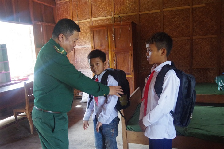 Bộ đội Biên phòng Quảng Nam nâng bước trẻ em dân tộc thiểu số tới trường