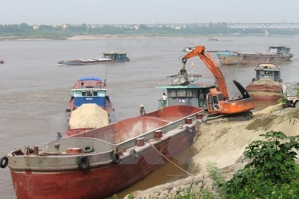Đấu giá cát cao kỷ lục ở Hà Nội: lo hơn là mừng