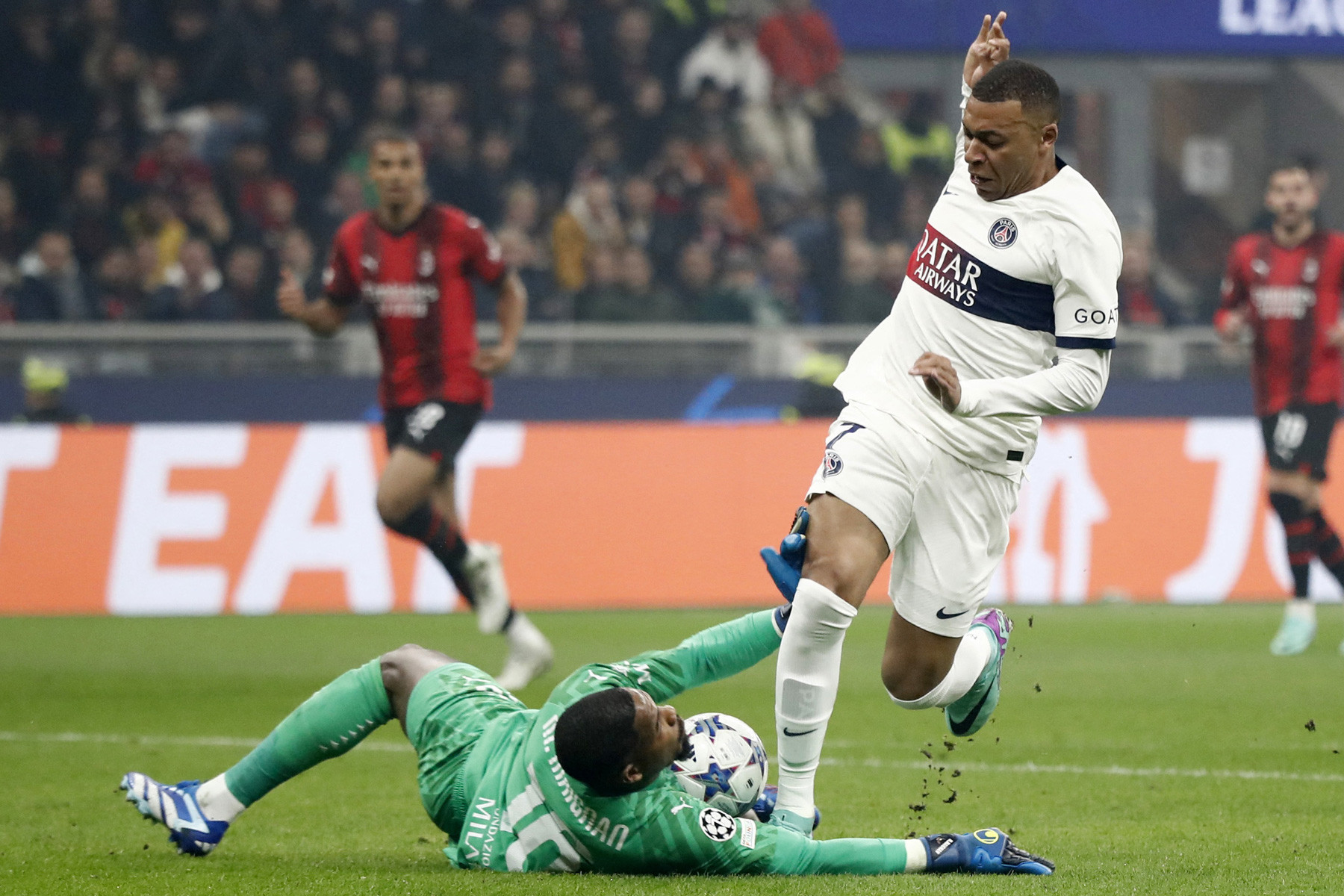 Mbappe phá vỡ im lặng khi PSG thua Milan ở Cúp C1