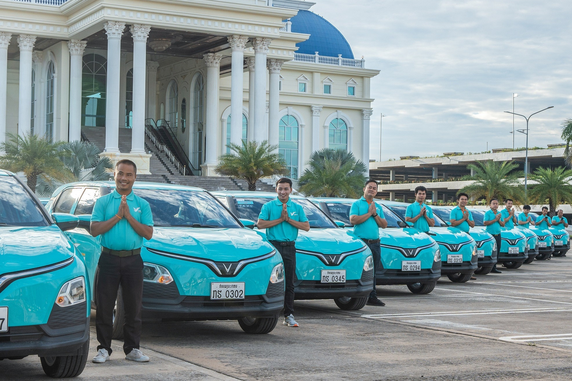 Người dân Lào thích thú trải nghiệm taxi điện Xanh SM