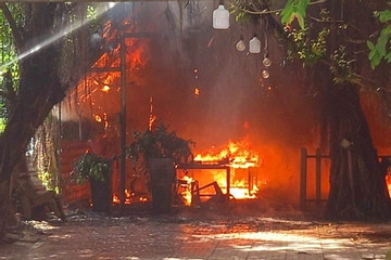 Nhân viên bất cẩn, quán nhậu rộng 200m2 ở Long An bị cháy rụi