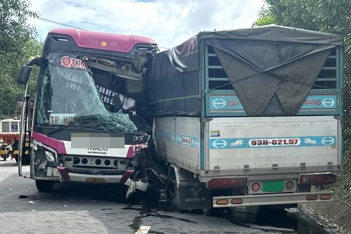 Ô tô khách lao vào xe tải sau tai nạn liên hoàn ở Đà Nẵng