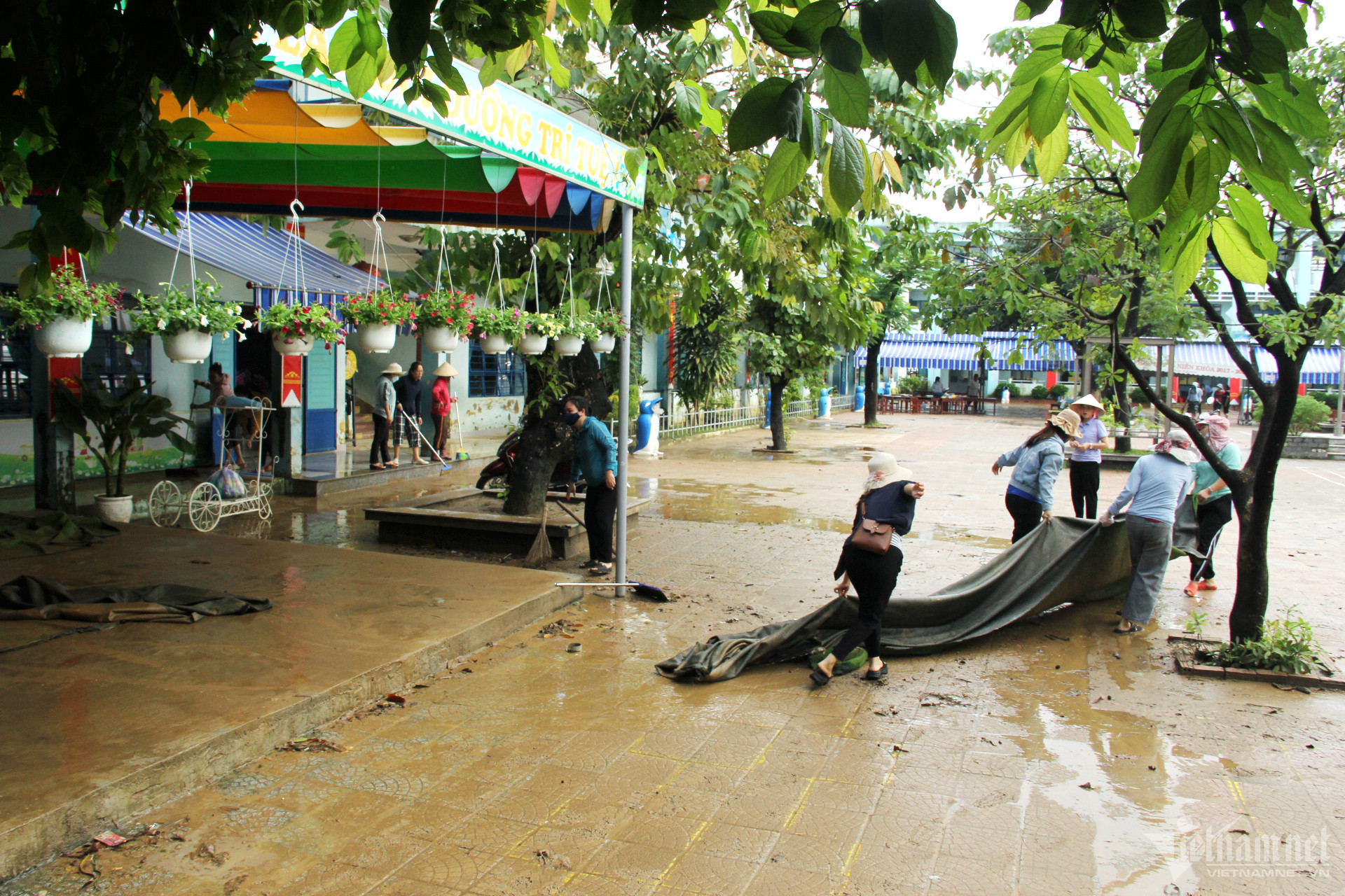 Lũ bất ngờ trong đêm, 1.500 học sinh phải nghỉ học