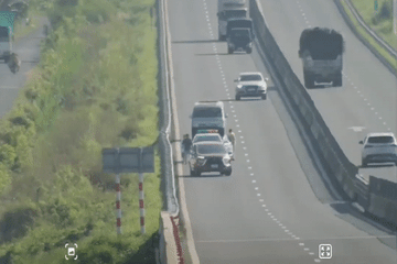 Clip ghi lại cảnh tài xế xe cấp cứu buồn ngủ, tông trúng ô tô CSGT trên cao tốc