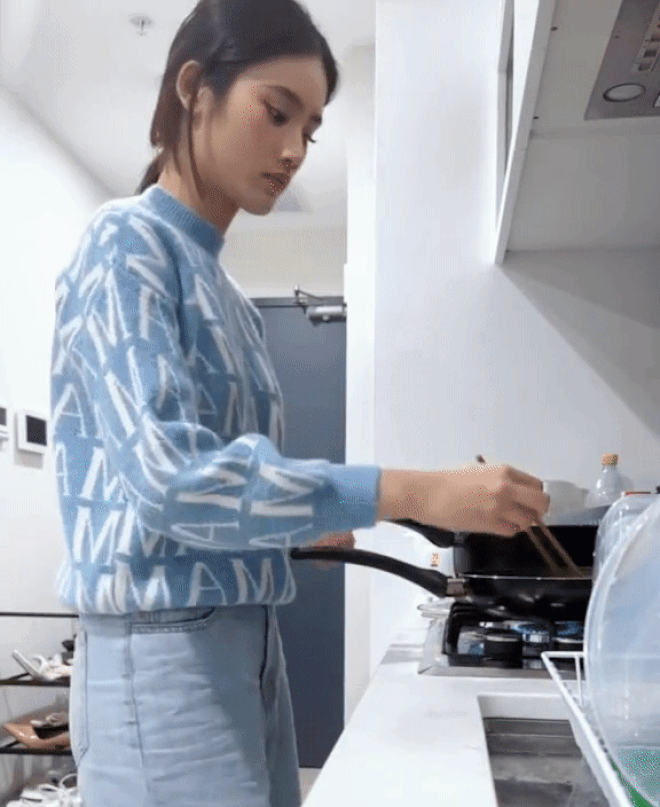 Hoa hậu Ý Nhi tự vào bếp nấu ăn khi đi du học.