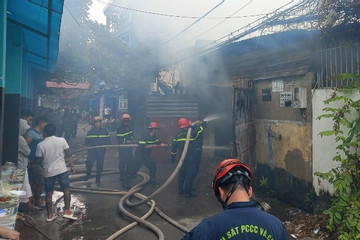 Cháy xưởng giấy giữa khu dân cư ở TP.HCM, nhiều người tháo chạy