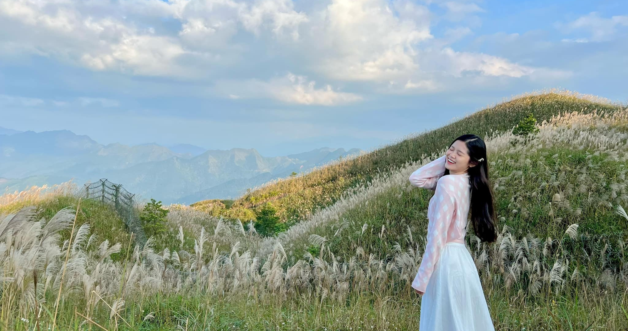 Chinh phục 'sống lưng khủng long', dạo đồng cỏ lau đẹp quên lối ở Bình Liêu