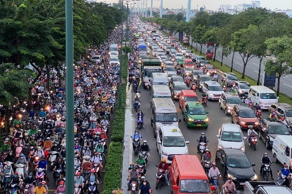 Đường cửa ngõ TP.HCM kẹt xe kinh hoàng do tai nạn chết người