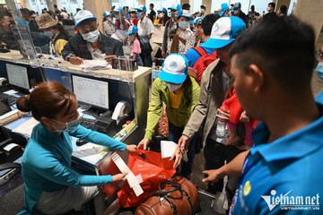 Hỗ trợ vé tàu, máy bay cho công nhân về quê đón Tết Nguyên đán 2024