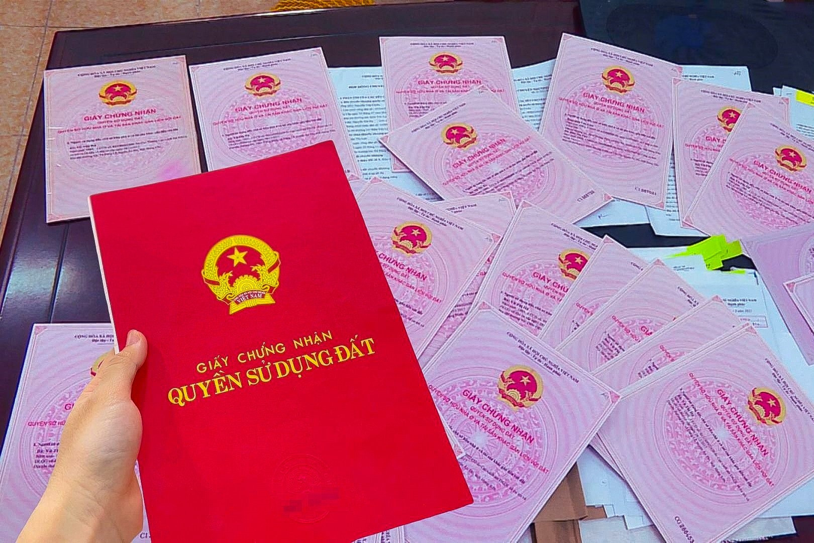 Nhiều người dân nhận cuộc gọi 'lạ' mang sổ đỏ đi tích hợp VNeID