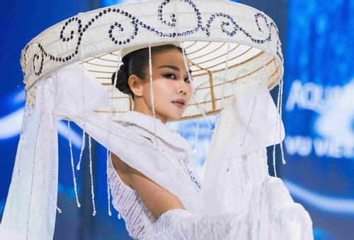 Sau đám cưới, siêu mẫu Thanh Hằng diễn thời trang cho NTK Vũ Việt Hà