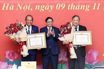 Thủ tướng trao huy hiệu Đảng cho ông Trương Hòa Bình và ông Phạm Gia Khiêm