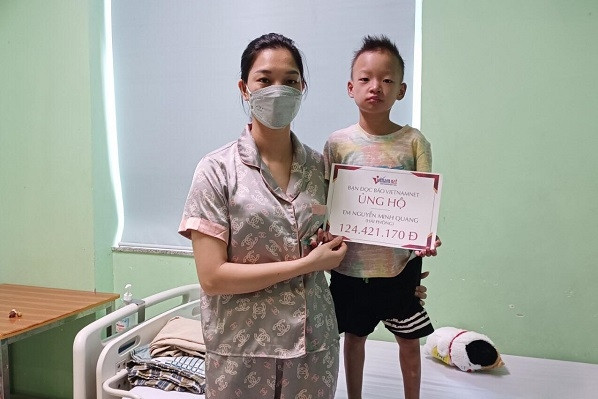 Trao hơn 124 triệu đồng đến em Nguyễn Minh Quang