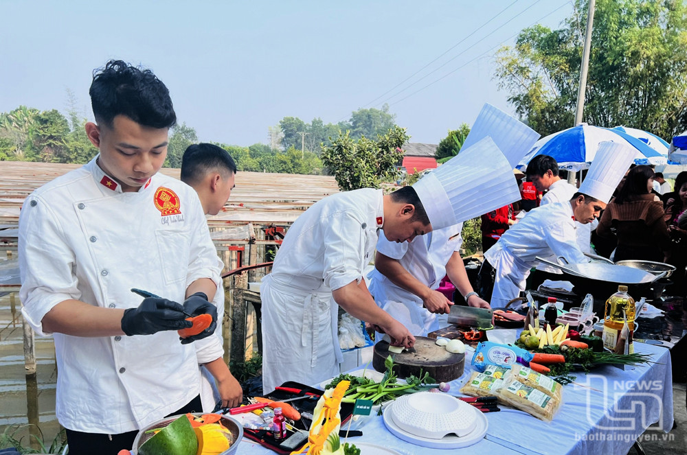 Các đầu bếp trình diễn chế biến món ăn từ miến và các nông sản khác.