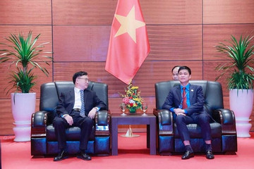 Đại diện Tổng Công hội Trung Quốc chúc mừng Đại hội XIII Công đoàn Việt Nam
