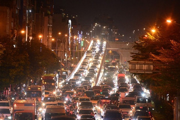 Đường phố Hà Nội ùn tắc, hỗn loạn từ sáng đến tối vì mưa