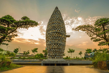 Tháp Thần Nông được ghép từ 1012 chiếc cối đá nhận Bằng kỷ lục Châu Á