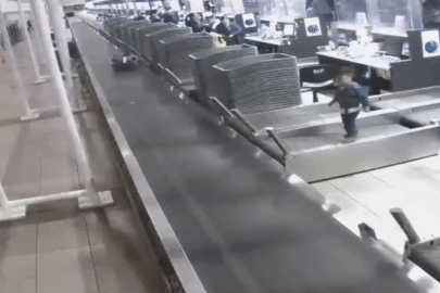 Thót tim cảnh bé trai 3 tuổi 'biến mất' trên dây chuyền hành lý ở sân bay