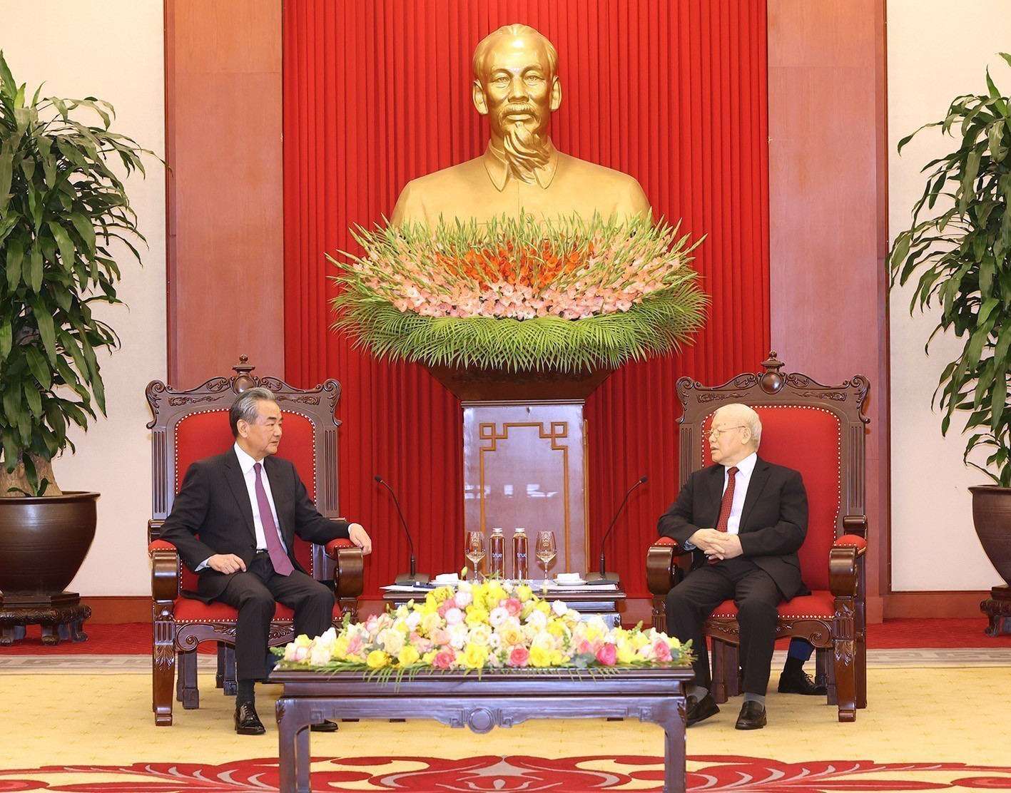 vna potal tong bi thu nguyen phu trong tiep chu nhiem van phong uy ban cong tac doi ngoai tu dcs trung quoc vuong nghi 7108852.jpg