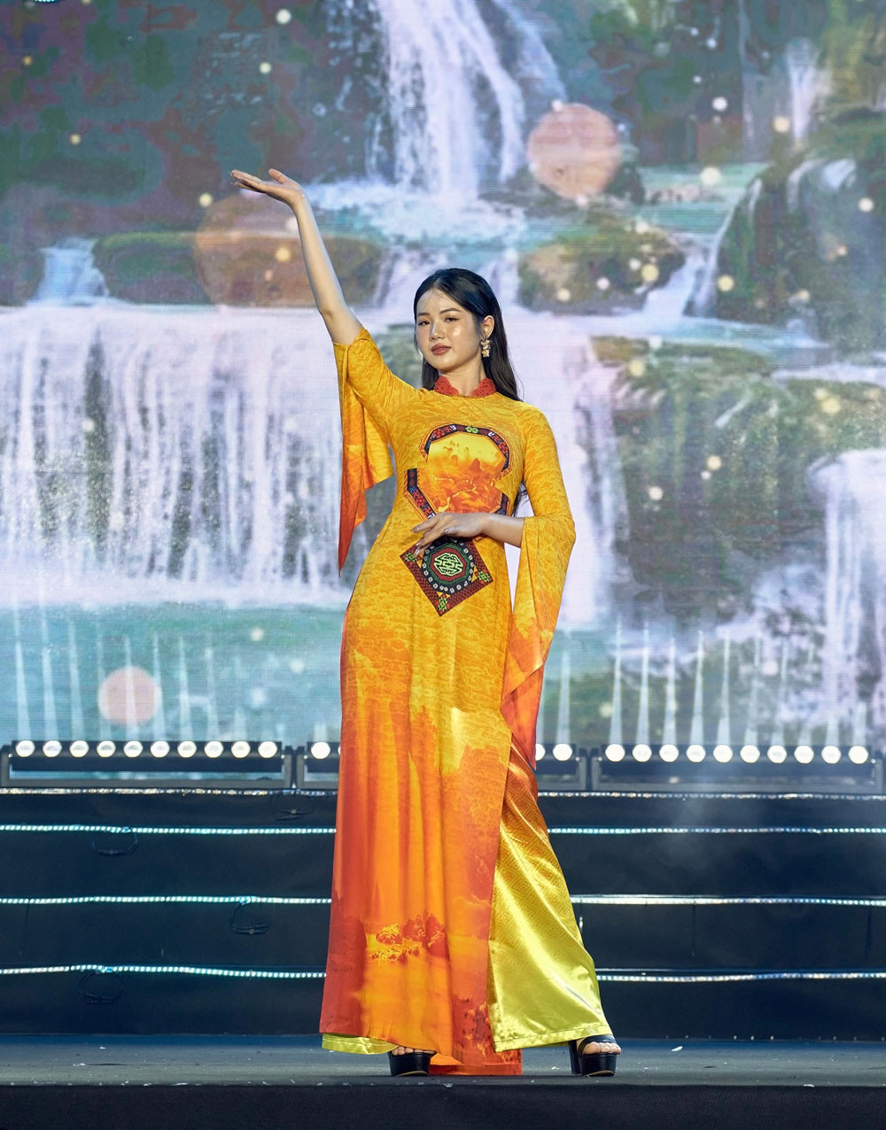 42 nguoi dep thu nhat nguoi dep du lich non nuoc cao bang 2019 nong thi thieng.jpg