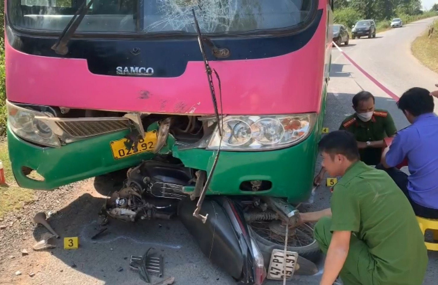 Bản tin chiều 10/12: Xe máy tông trực diện vào xe buýt, 2 bố con tử vong