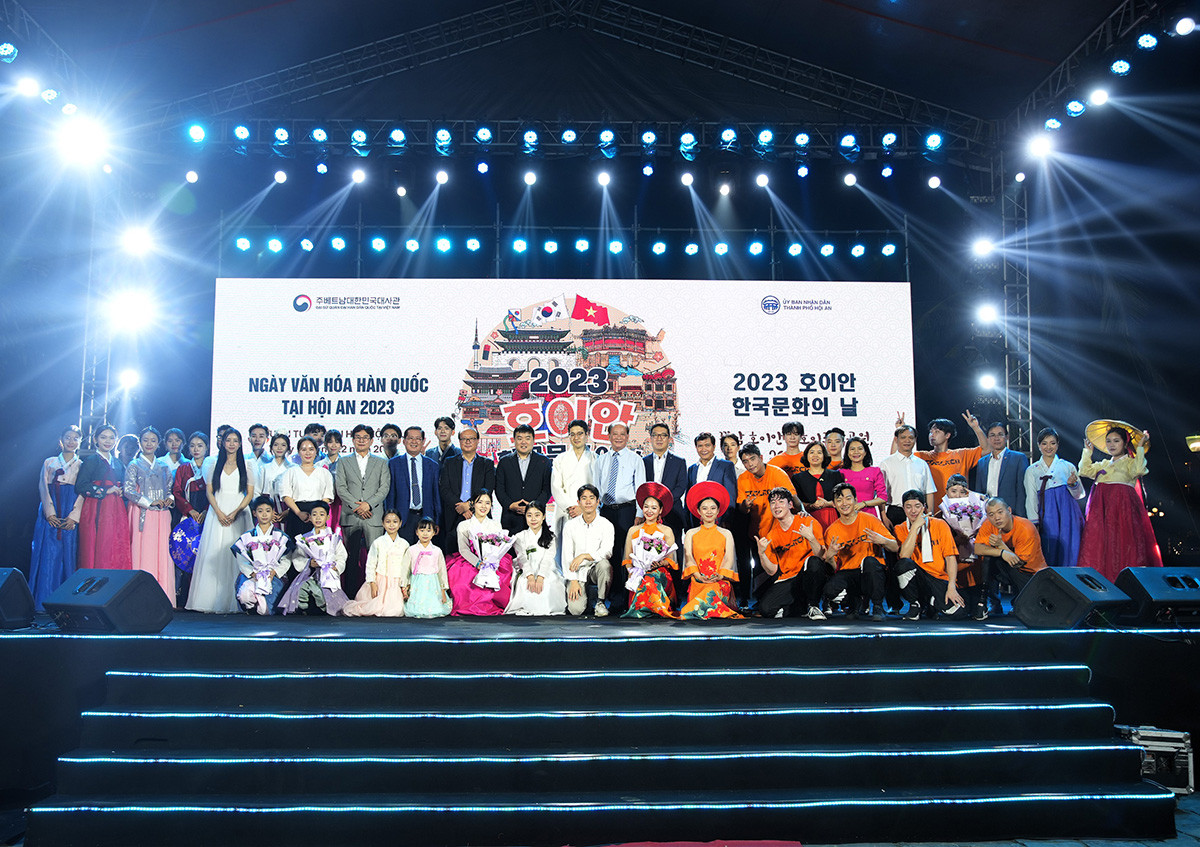 cac dai bieu va nghe si viet nam han quoc chup anh chung tai ngay van hoa han quoc tai hoi an nam 2023.jpg