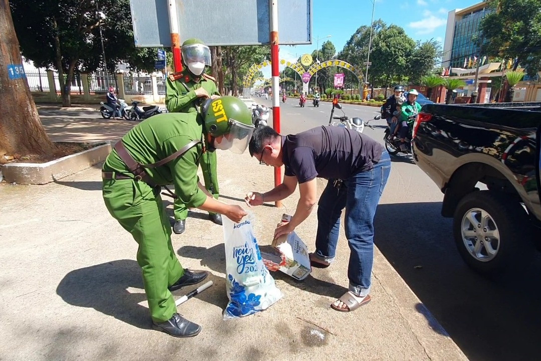 Cảnh sát truy đuổi bắt 2 đối tượng trộm một thùng bia