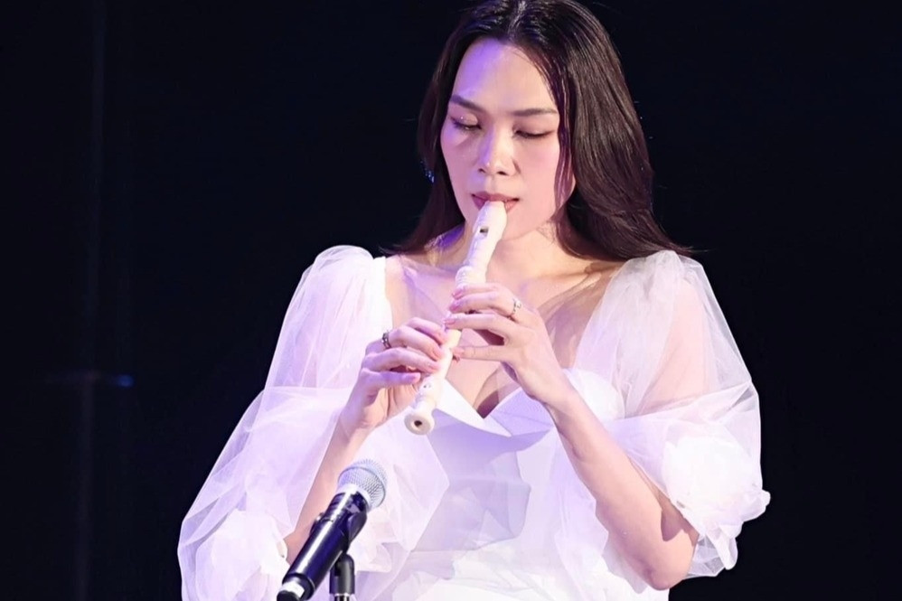 Mỹ Tâm hát giọng miền Nam, bất ngờ thổi sáo trong liveshow