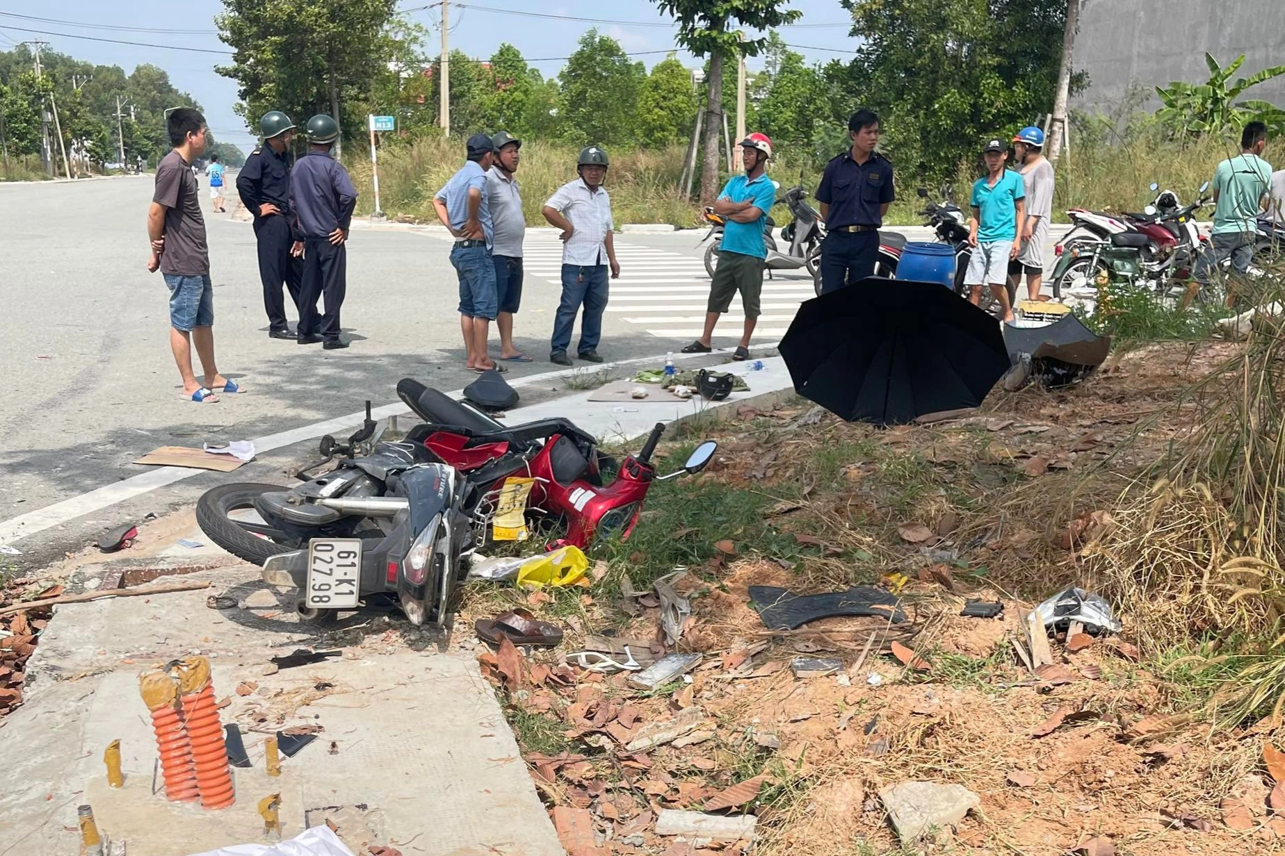 Ô tô tông 2 xe máy giữa ngã tư, nhiều người bay lên không trung - 1