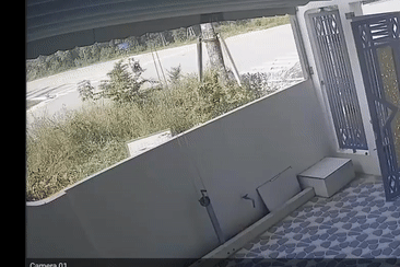 Ô tô tông 2 xe máy giữa ngã tư, nhiều người bay lên không trung - 2