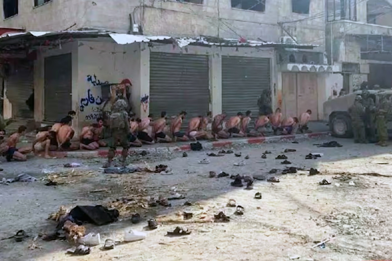 Rò rỉ video tay súng Hamas đầu hàng, Israel nói về ảnh lột trần người Palestine