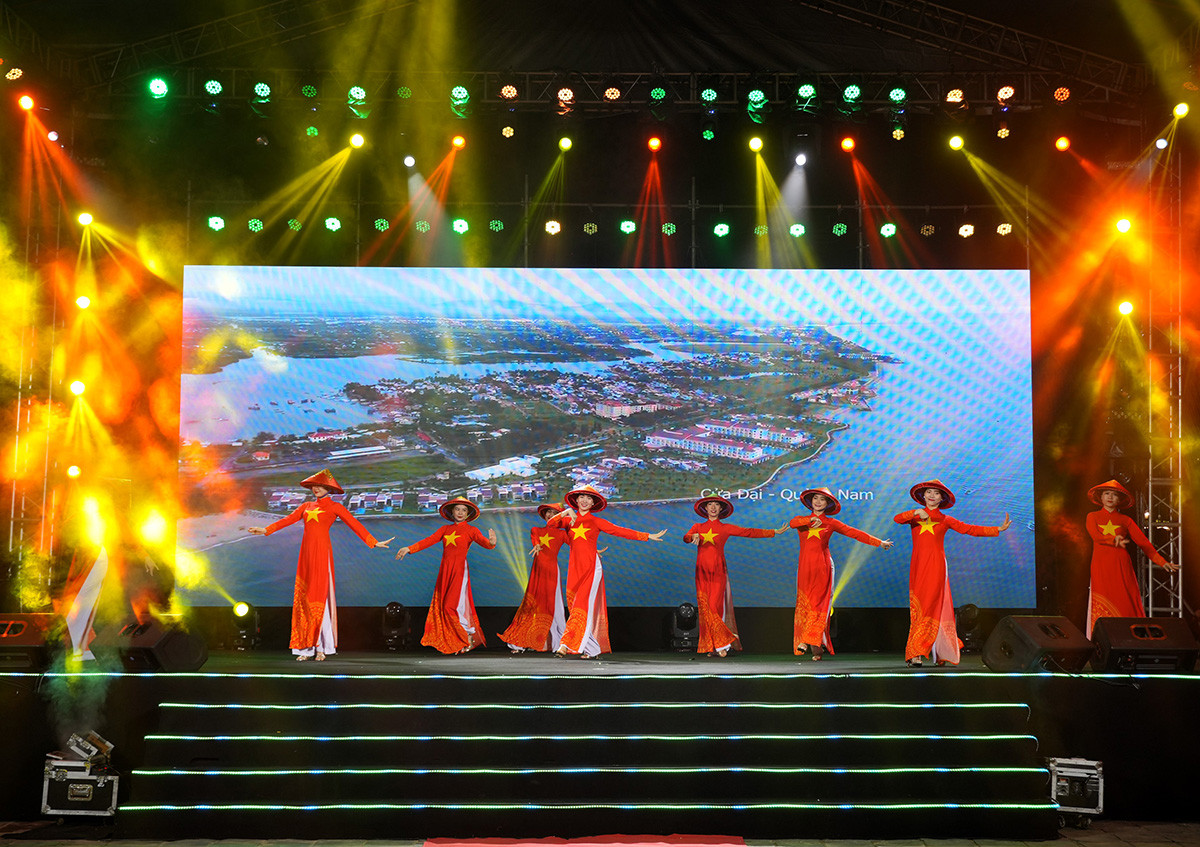 tiet muc bieu dien chao mung cua doan nghe si hoi an.jpg