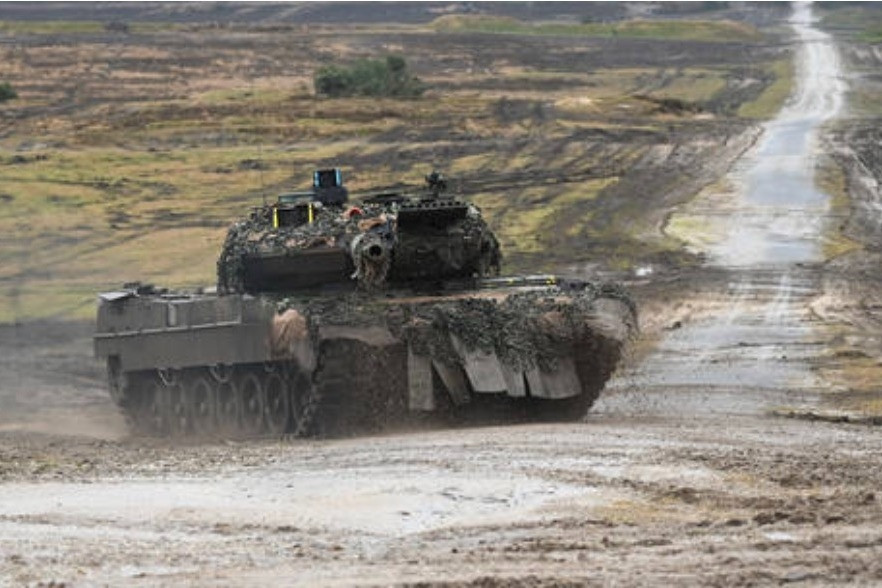 Video binh sĩ Nga thu giữ thiết bị chiến đấu hạng nặng của phương Tây