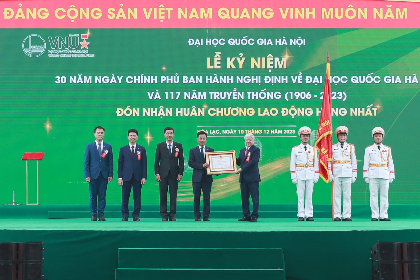 vnu dhqghn nhan huan chuong lao dong hang nhat 1.jpg