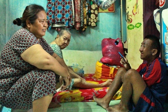 26 năm nuôi con riêng của chồng, người phụ nữ nhiều đêm không dám ngủ