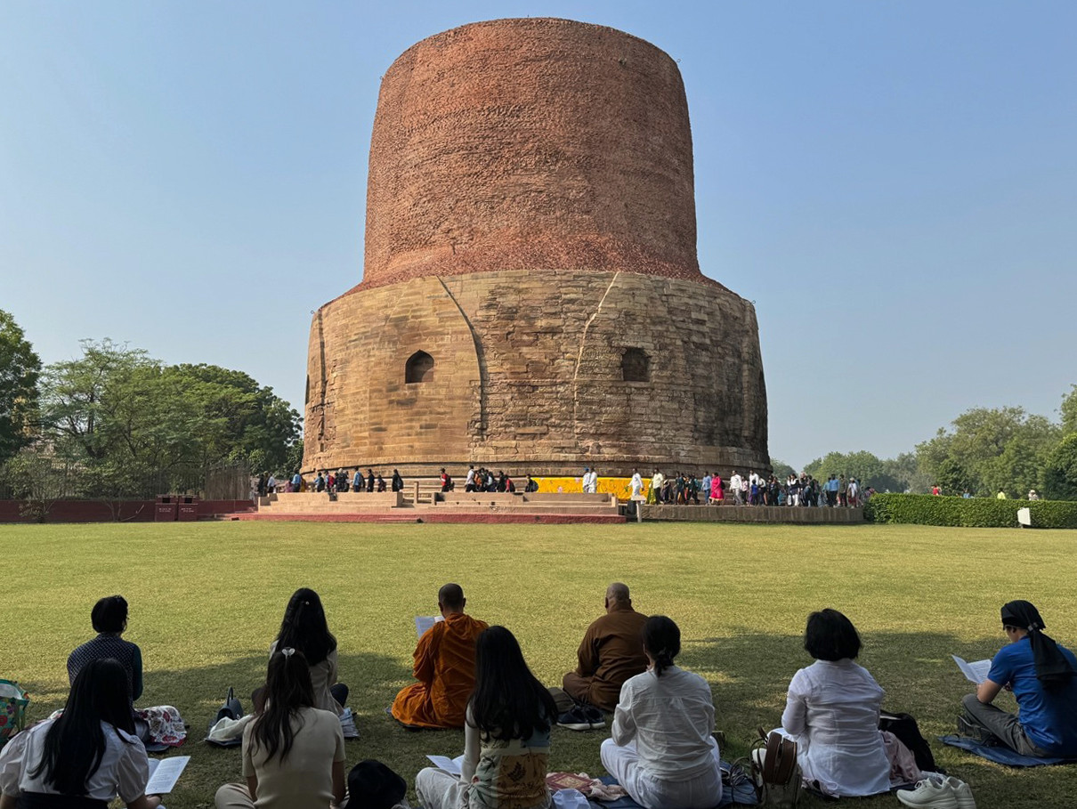 cac phat tu viet nam dang cau nguyen tai bao thap co o sarnath loc uyen noi phat chuyen phap luan anh duc hung 55.jpg