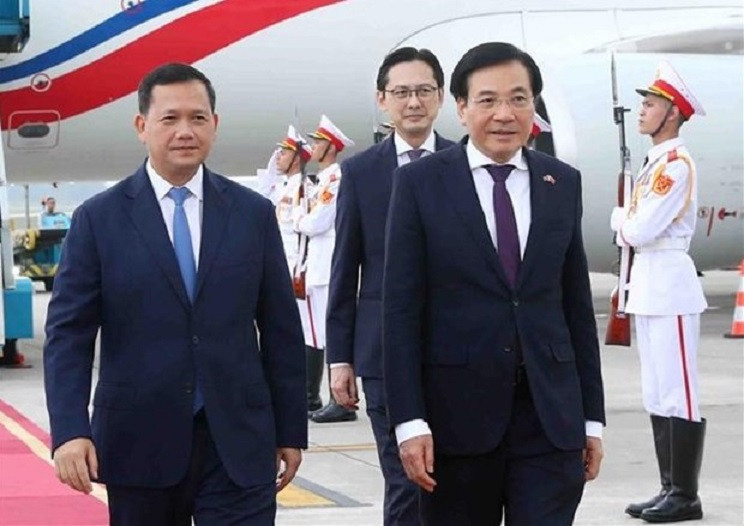 cambodian pm arrives in hanoi.jpg