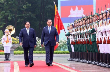 Cambodian PM welcomed in Hanoi on his first Vietnam visit